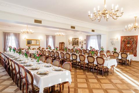 Sala weselna z kryształowymi żyrandolami, widok szeroki