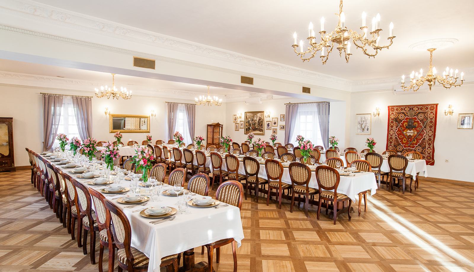 Sala weselna z kryształowymi żyrandolami, widok szeroki