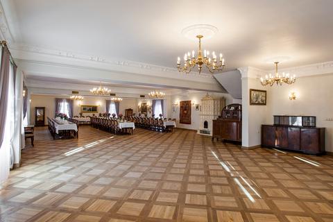 Sala weselna przed nakryciem, widok w głąb