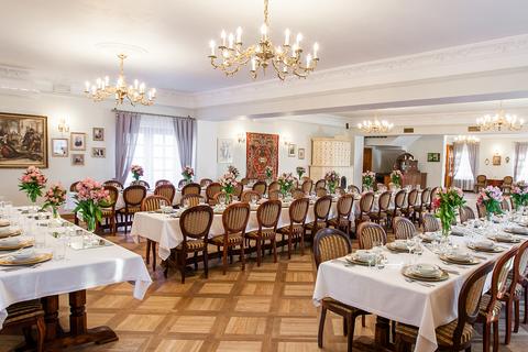 Stoły biesiadne i obrazy na ścianach