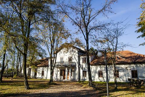 Panorama dworu w jesiennym parku