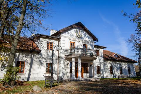 Ganek dworu z kolumnami i balkonem